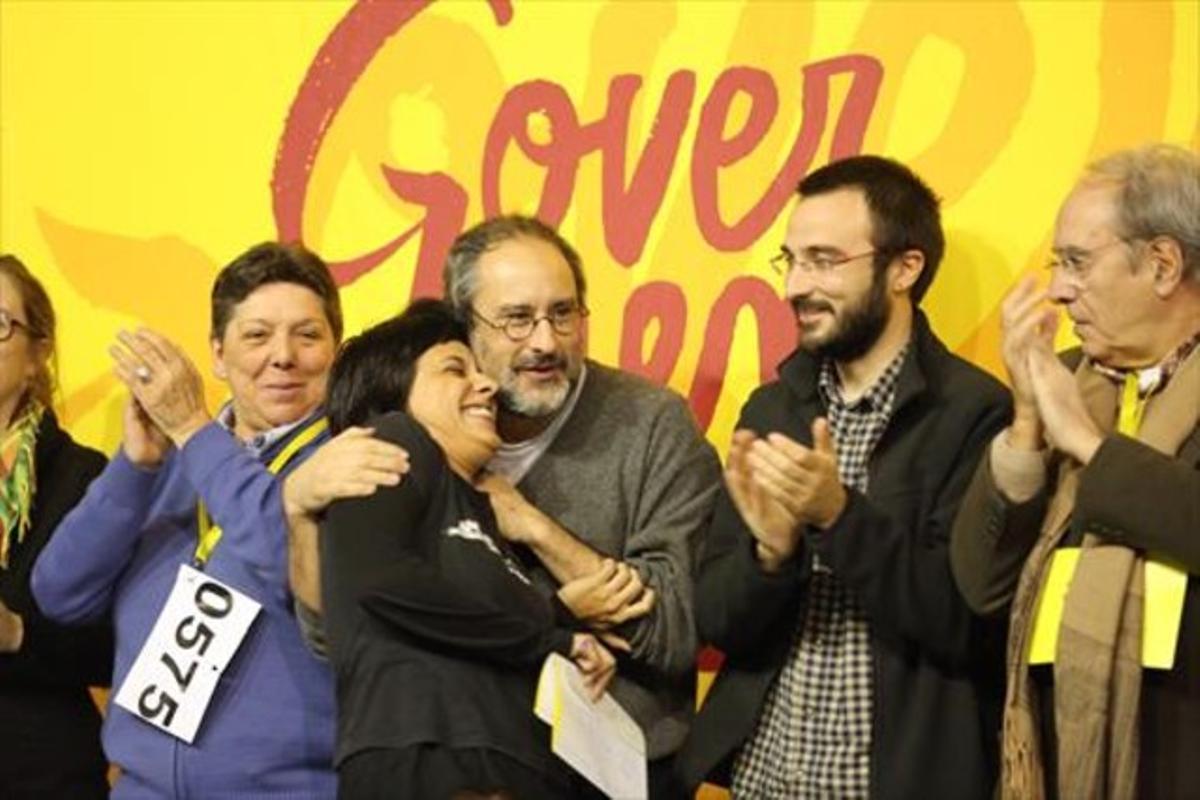 Antonio Baños abraza a Anna Gabriel, durante la jornada de trabajo de la CUP en Manresa, el 29 de noviembre