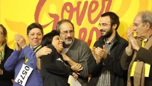 Antonio Baños abraza a Anna Gabriel, durante la jornada de trabajo de la CUP en Manresa, el 29 de noviembre