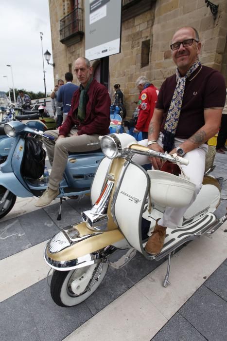 Concentración de Vespas y Lambretas en el Euroyeyé de Gijón