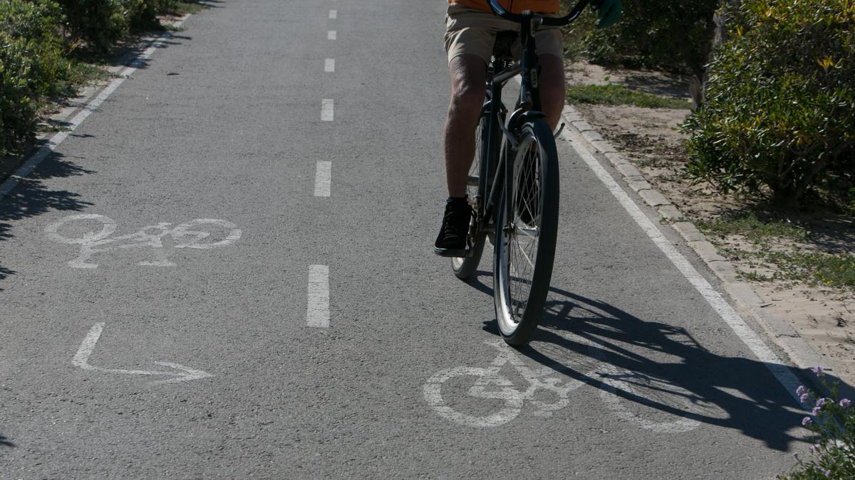 Una imagen de archivo de un ciudadano por un carril bici