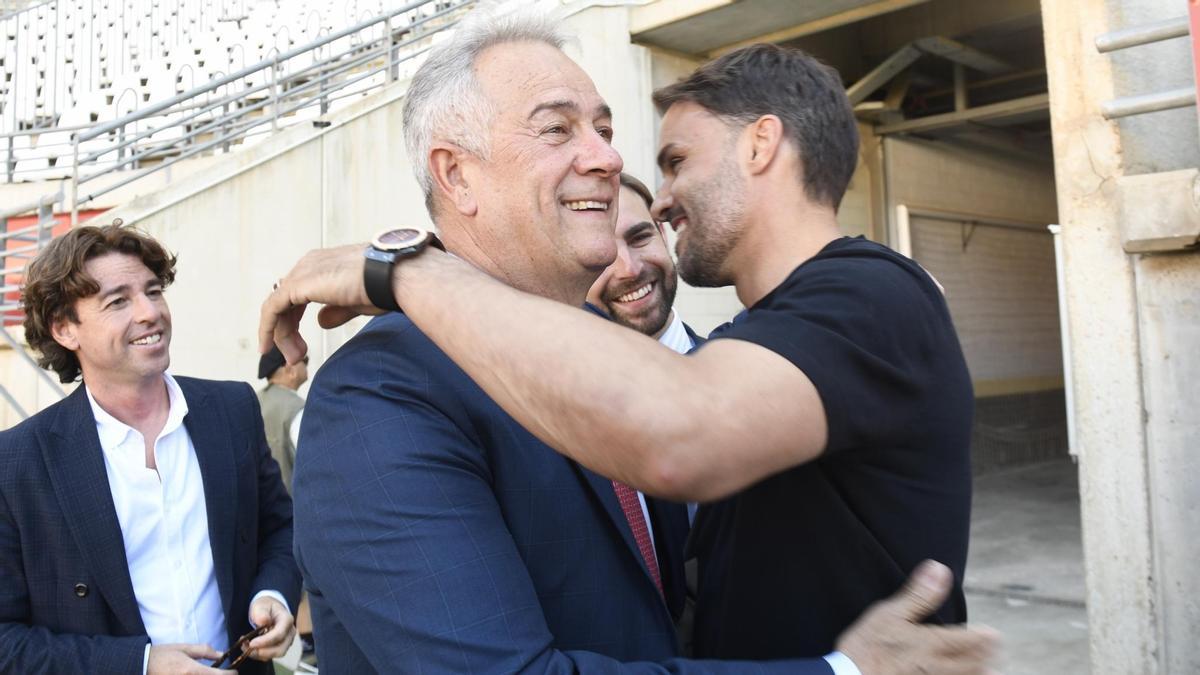 Felipe Moreno abraza a Pedro León en el acto de hace dos semanas