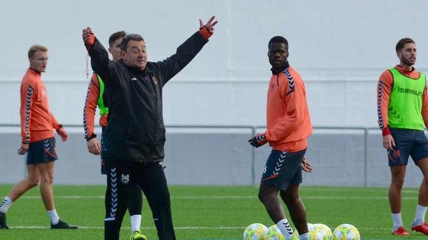 Entrenamiento en el campo de fútbol de A Seca. // Rafa Vázquez