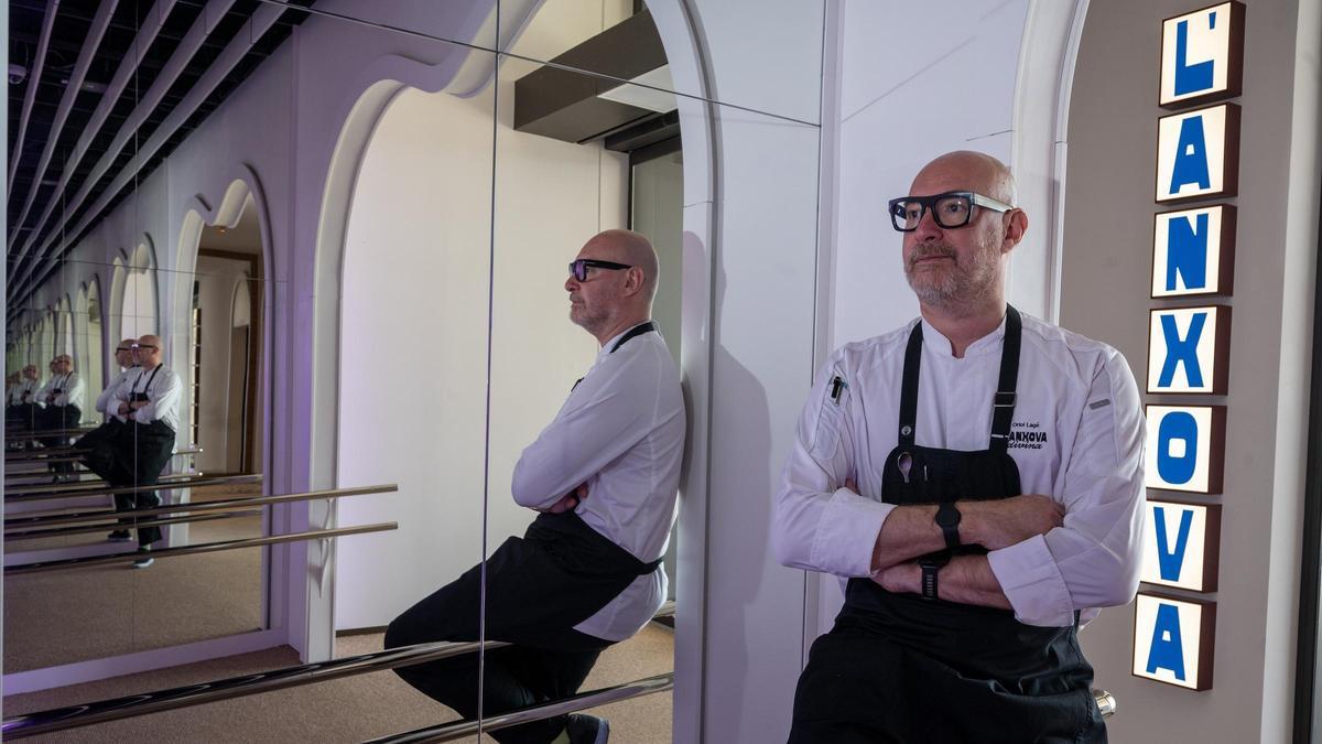 El cocinero Oriol Lagé, en la entrada del restaurante L’Anxova Divina.