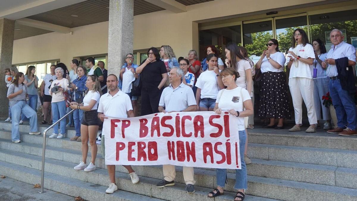 Los vecinos se concentran antes del pleno por la "imposición" de la FP Básica