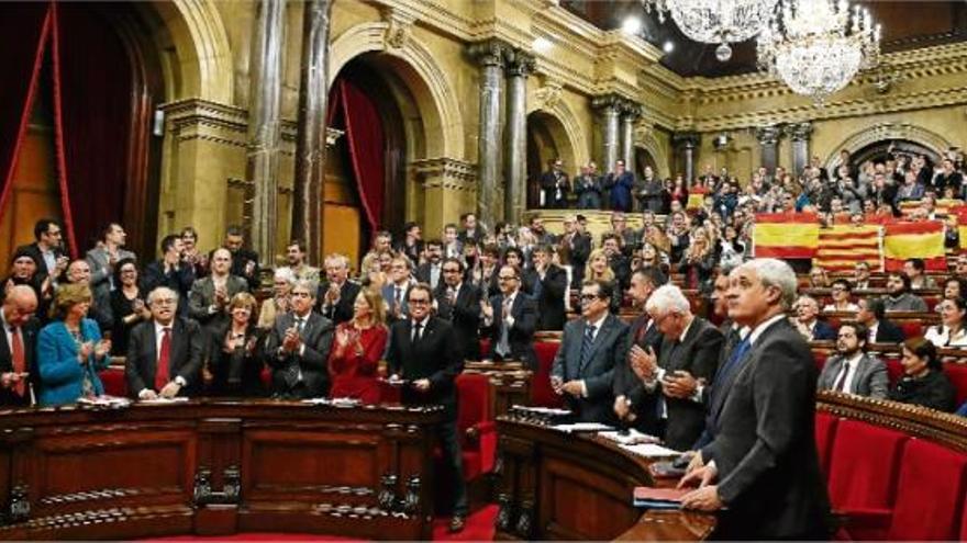 Junts Pel SÍ i la CUP aplaudeixen, mentre el  PP oneja banderes