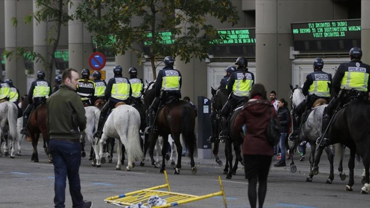 Policías armados a caballo en las inmediaciones del Bernabéu horas antes del inicio del clásico Madrid-Barcelona.