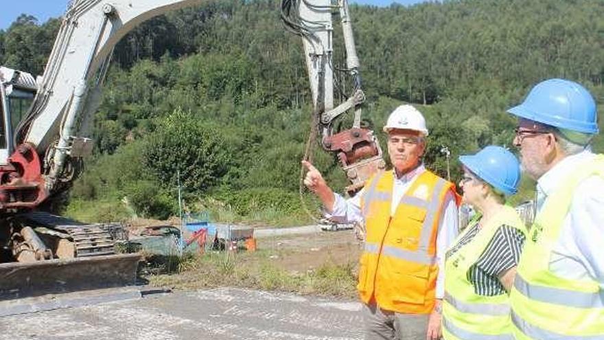 El gerente de Cogersa, Santiago Fernández, explica las obras a los alcaldes de Muros y Soto, Carmen Arango y Jaime Menéndez, respectivamente.