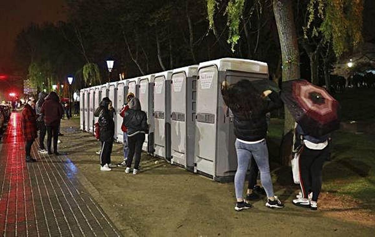 La lluvia reduce la asistencia el botellón de San Martín a unas decenas de jóvenes