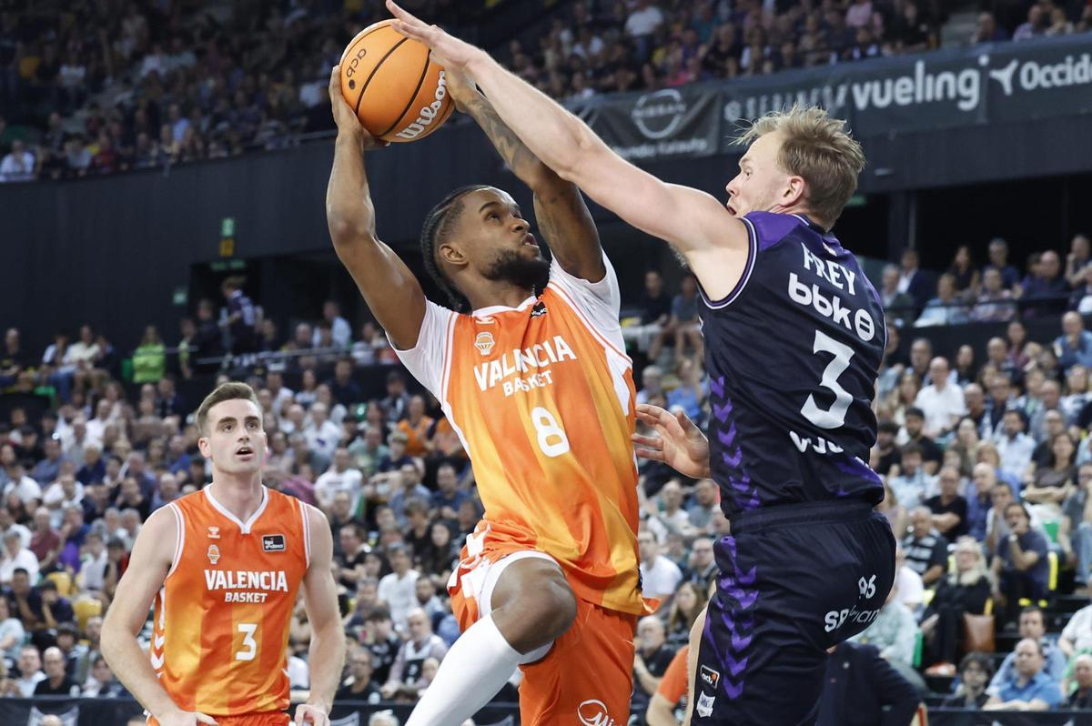 Jean Monteroentra a canasta defendido por Harald Frey, del Surne Bilbao, en el segundo partido del playoff de cuartos de final de la Liga Endesa de baloncesto, este viernes en el Bilbao Arena