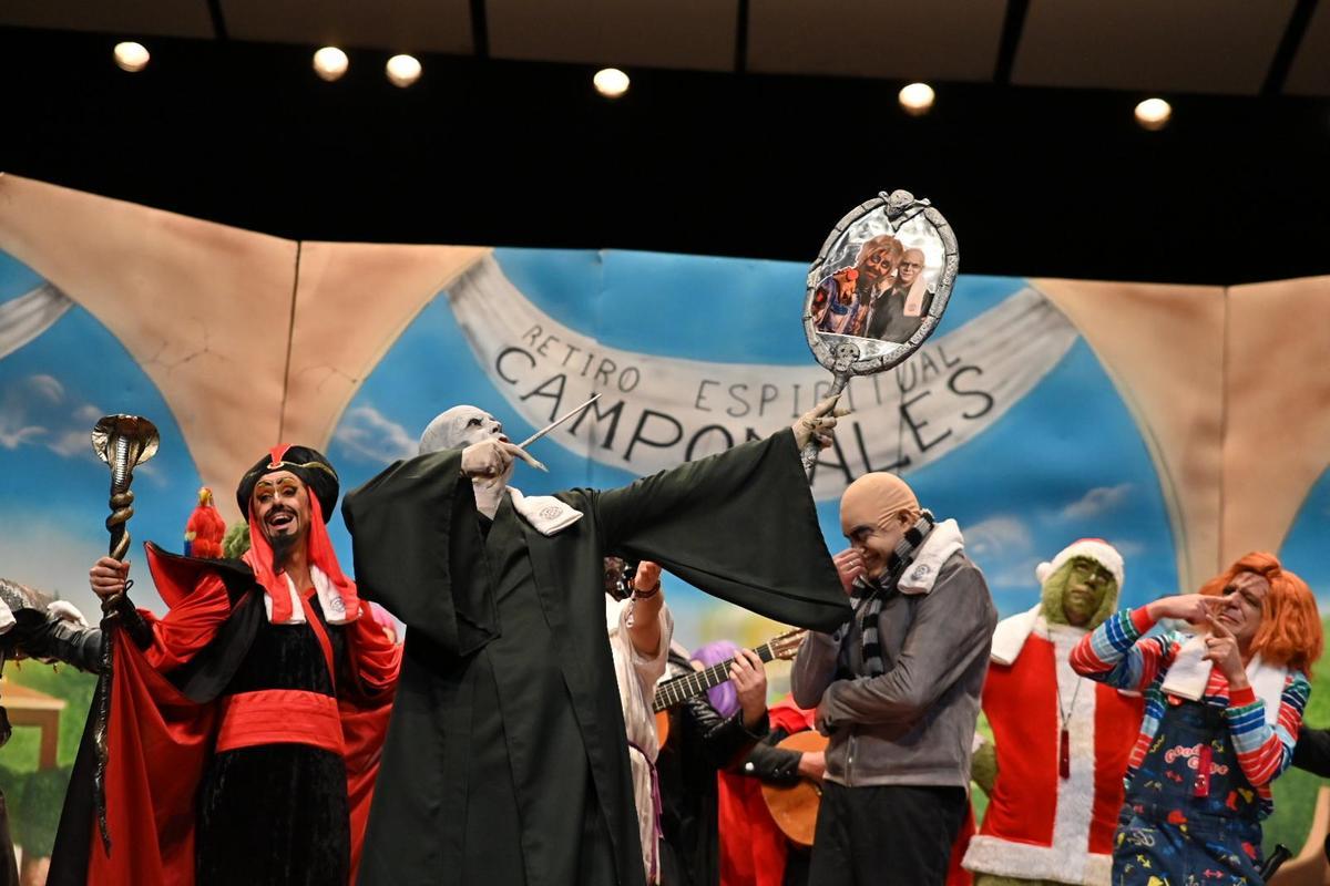 Carlos Álvarez con el espejo en el que aparece junto a su hermano Manuel, una fotografía que realizó el fotógrafo de esta casa.