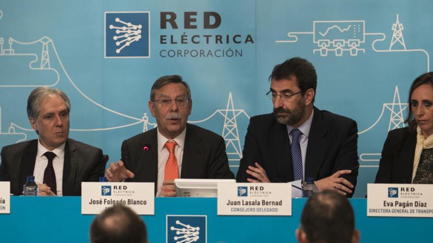 Las tasas a las líneas las pagarán los consumidores en el recibo de la luz, avisa Folgado