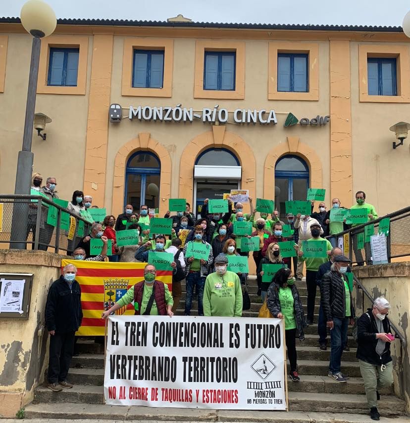 Cientos de personas claman por el futuro del tren en Aragón