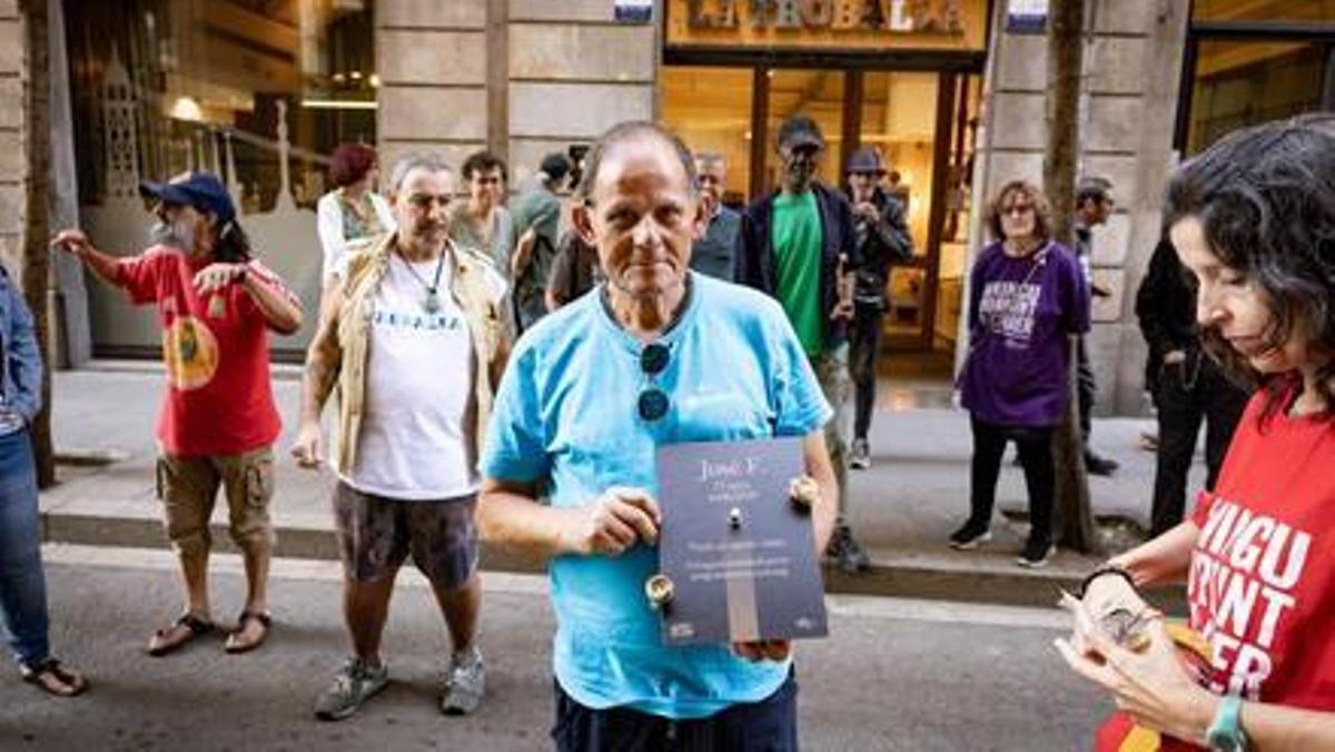 Francisco Mora sujeta la placa en recuerdo a su amigo José, una de las 400 personas sin hogar fallecidas en Barcelona en los últimos seis años.