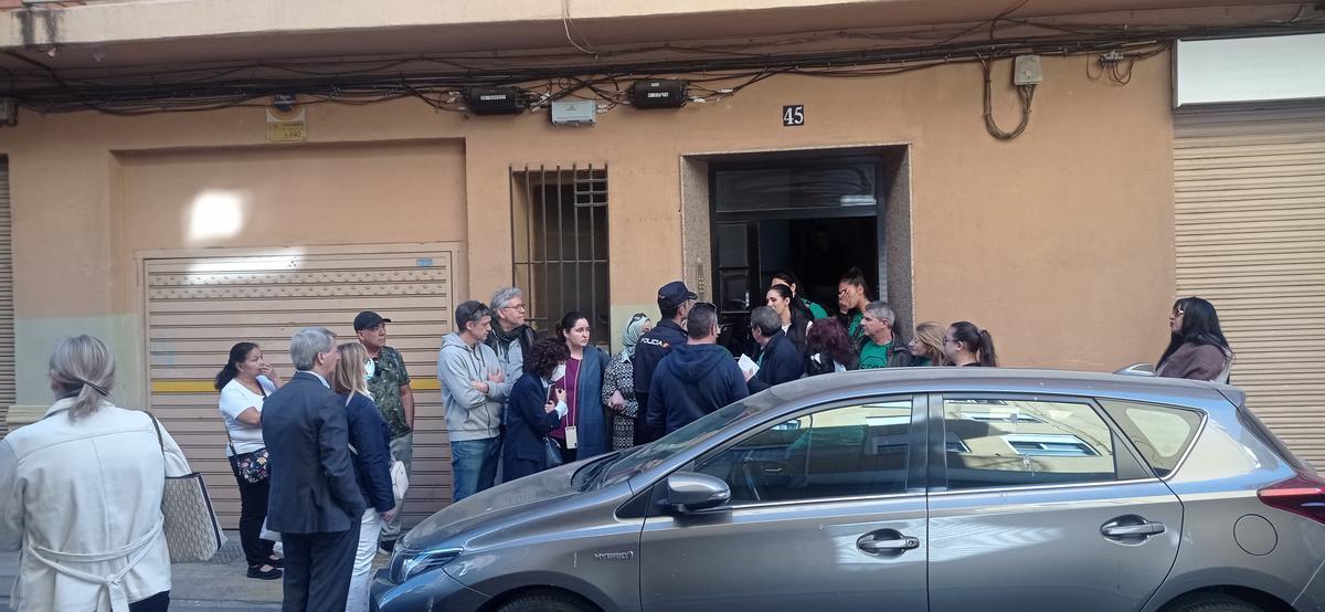 Momento en el que la Policía junto al procurador judicial y el cerrajero hablan con Maria para desalojarla.