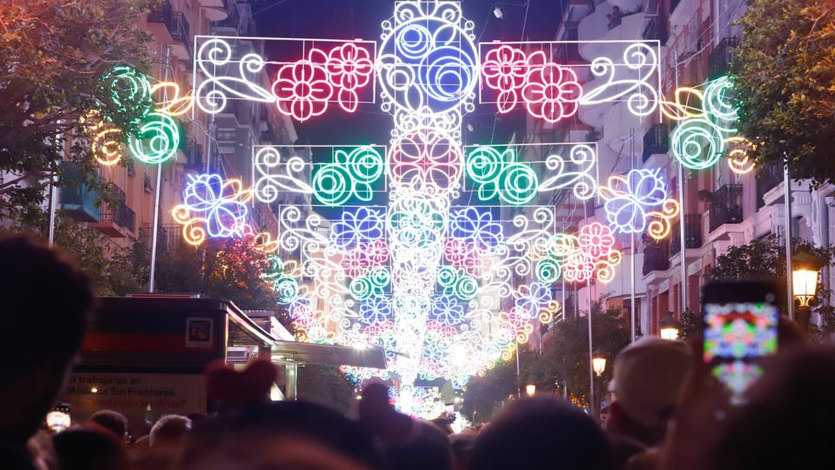 Russafa enciende su iluminación de las Fallas 2023