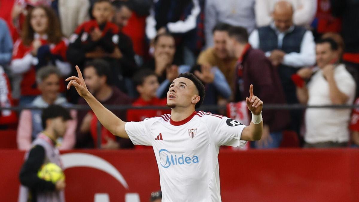 Rubén Vargas celebra tras marcar el 1-0 de penalti durante el encuentro correspondiente a la jornada 12 de LaLiga entre Sevilla FC y CA Osasuna celebrado este sábado en el estadio Ramón Sánchez-Pizjuán
