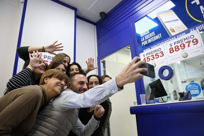 Lotería de Navidad: 'Borrachera' de quintos premios en Manises