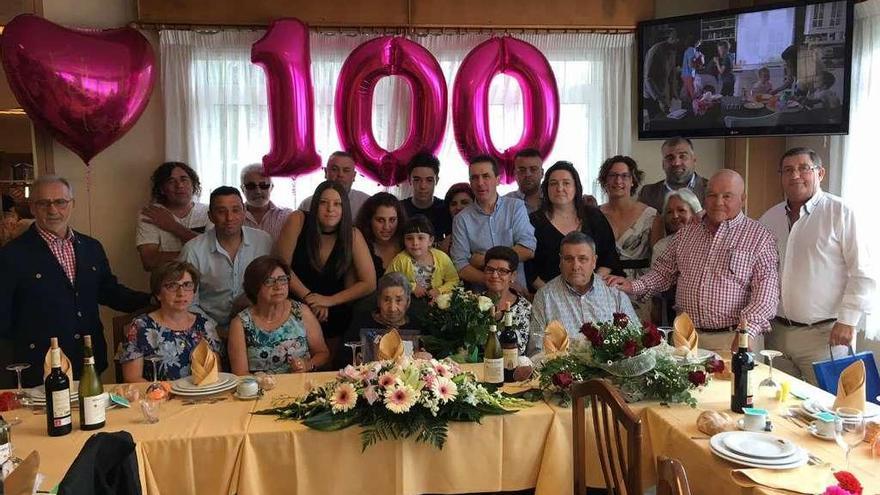 Una vecina de Oza-Cesuras cumple 100 años