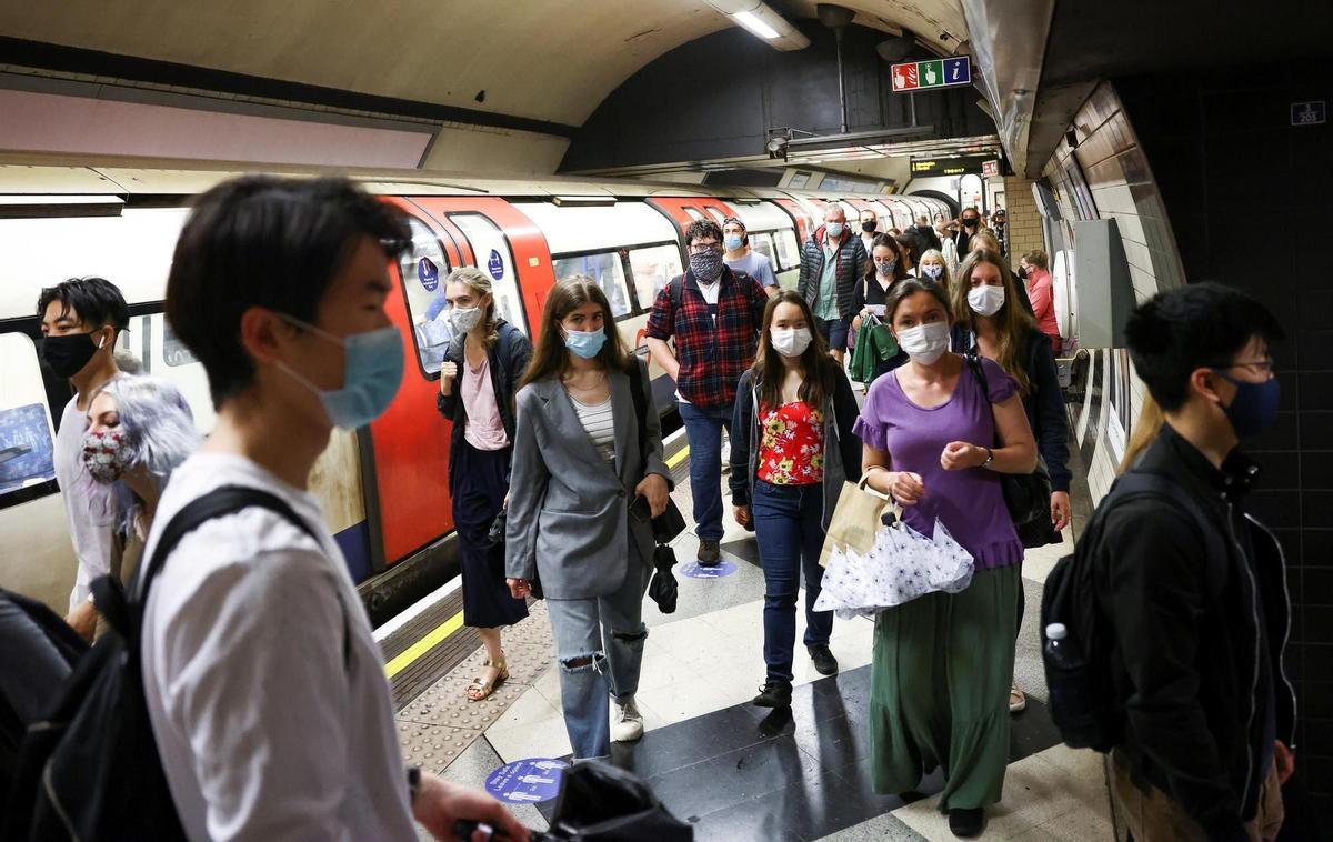 Gente con mascarilla en el metro de Londres.
