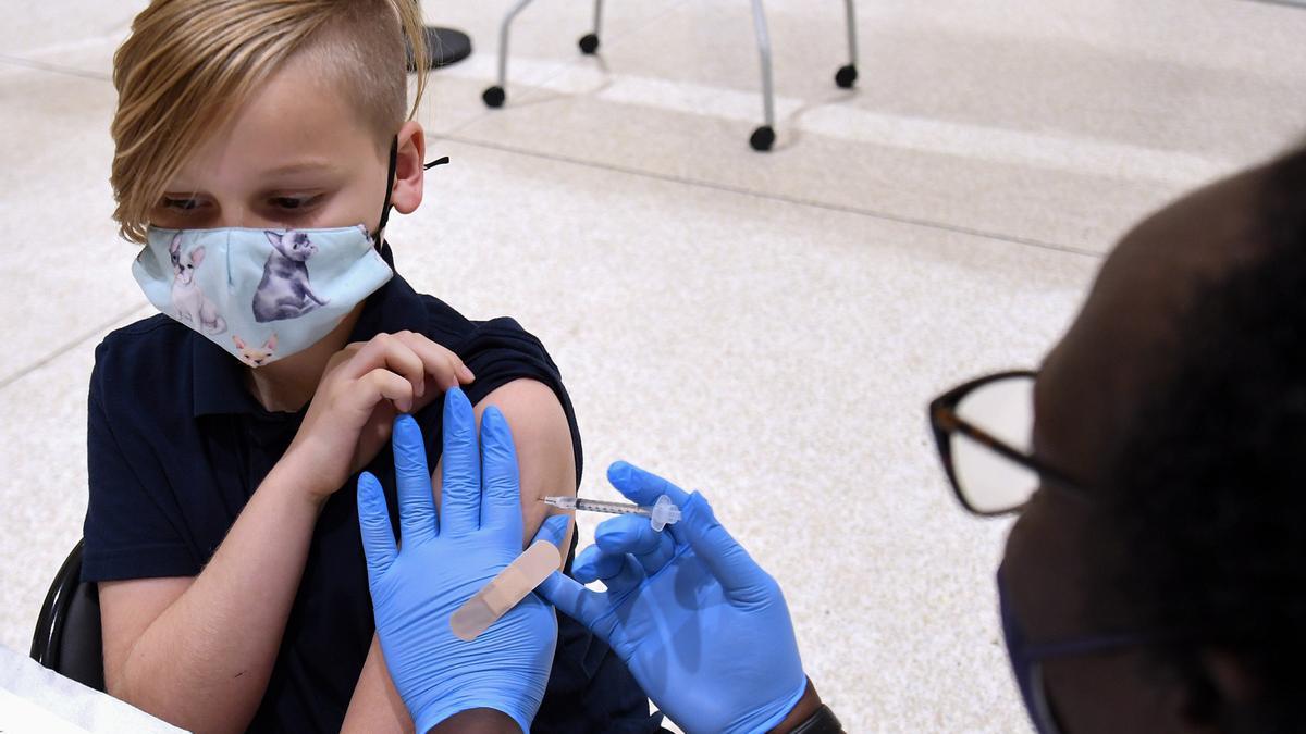 Un niño recibe una vacuna contra el coronavirus.