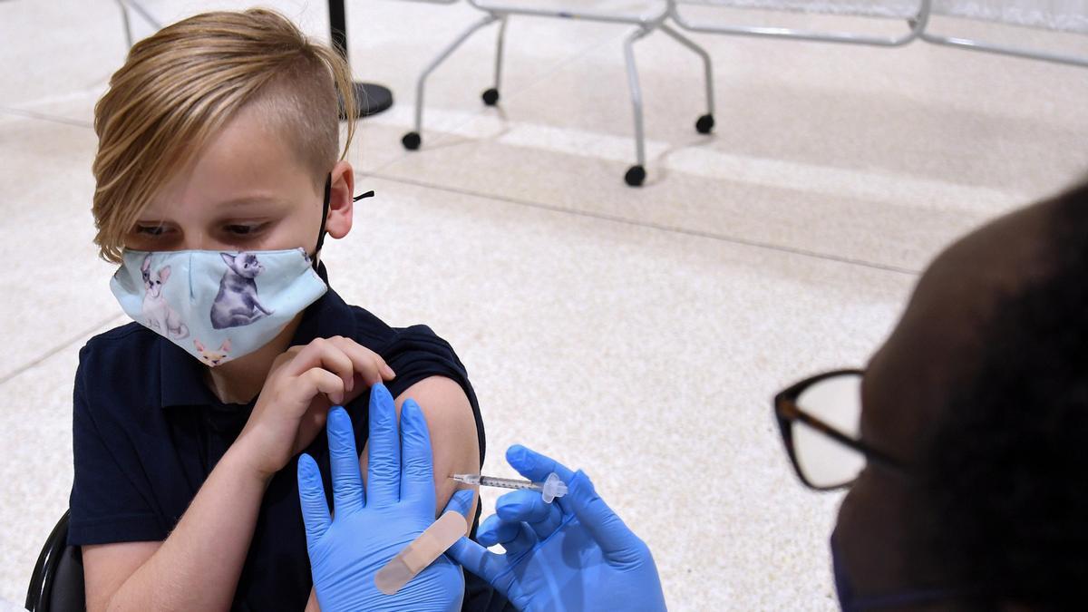 Un niño recibe una vacuna contra el coronavirus.