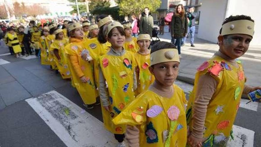 Los escolares de los colegios Abrente (arriba) y los del CEIP Portonovo (abajo) recorrieron las calles de Portonovo durante la mañana de ayer. // G. Santos