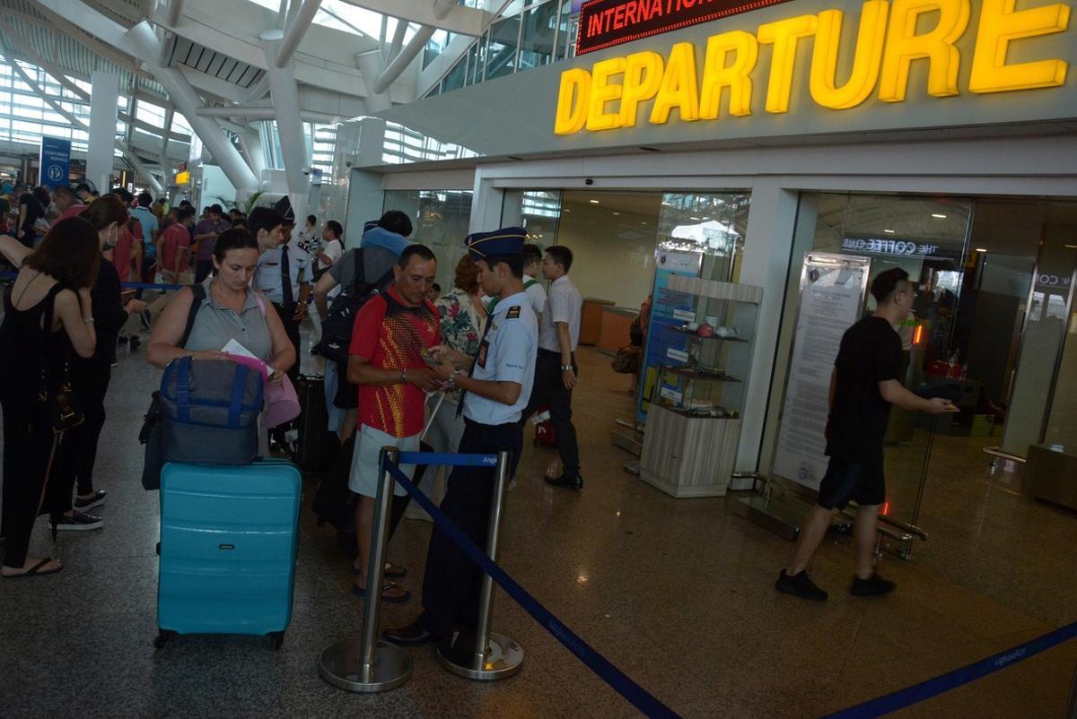 L'aeroport de Bali reobre i evacua turistes pel volcà