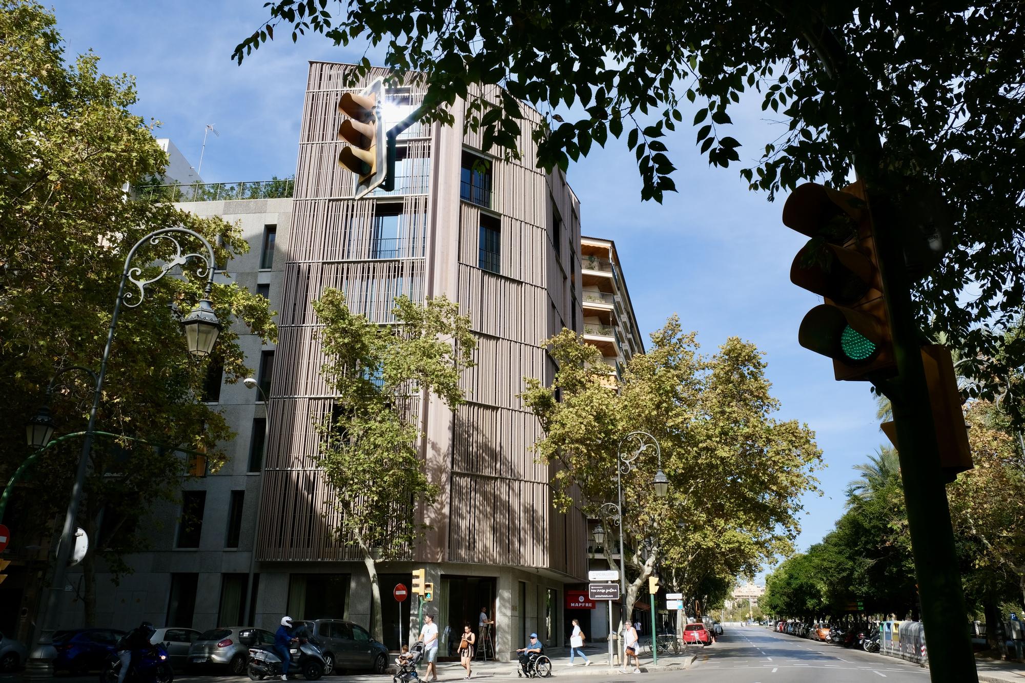 Las fotos del nuevo edificio del Paseo Mallorca de Palma con piel de madera y diseñado por el estudio Ohlab