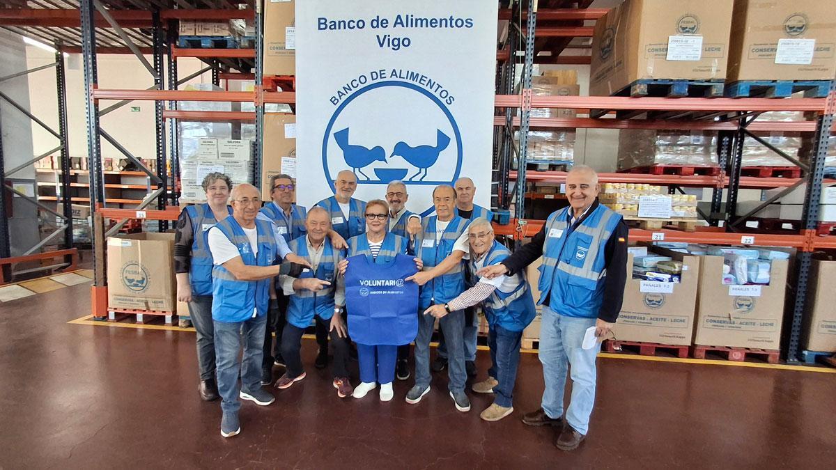 Personal del Banco de Alimentos, este lunes en las instalaciones de Vigo, en Lavadores.