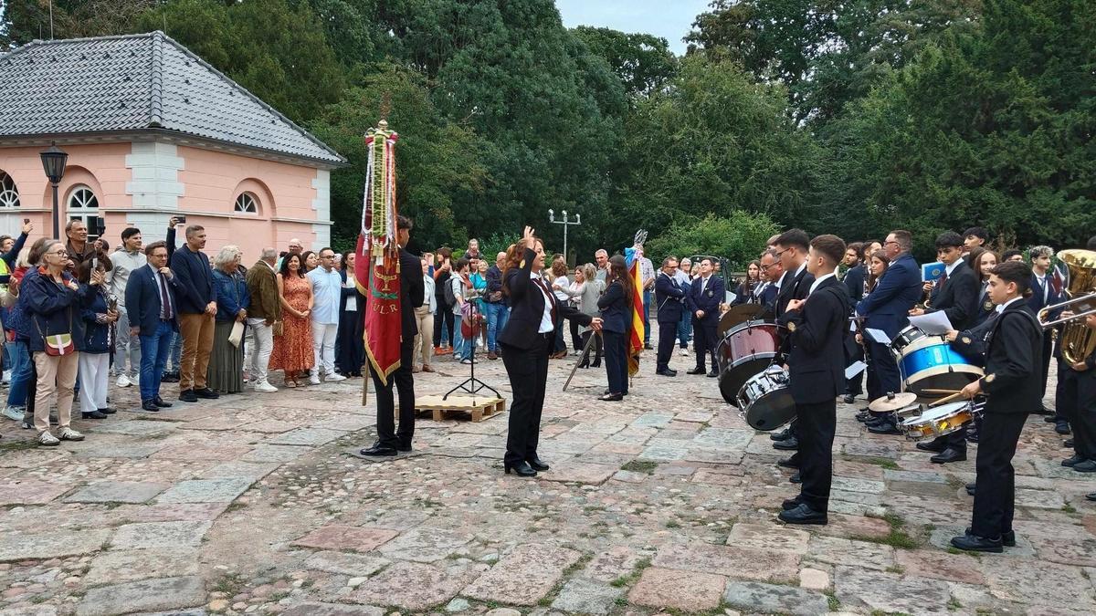 Los músicos de las dos bandas juveniles desplazados a Alemania, este miércoles, durante la interpretación de los dos pasodobles ante las autoridades.