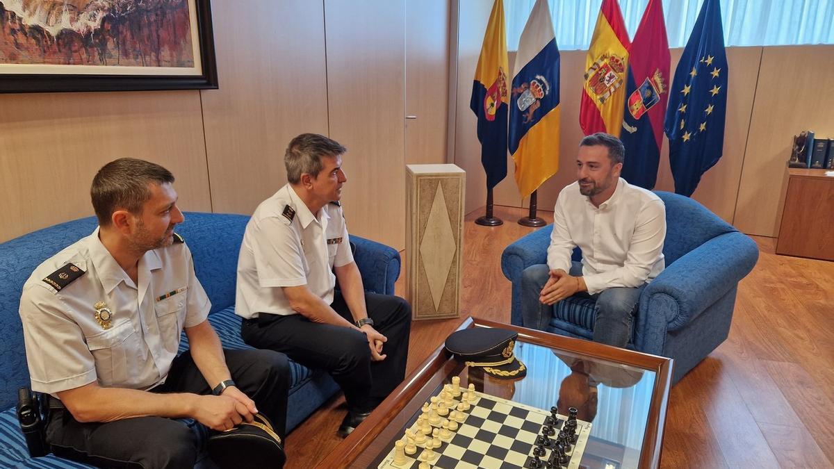 Juan Antonio Peña da la bienvenida al nuevo comisario de la Policía Nacional en Telde.