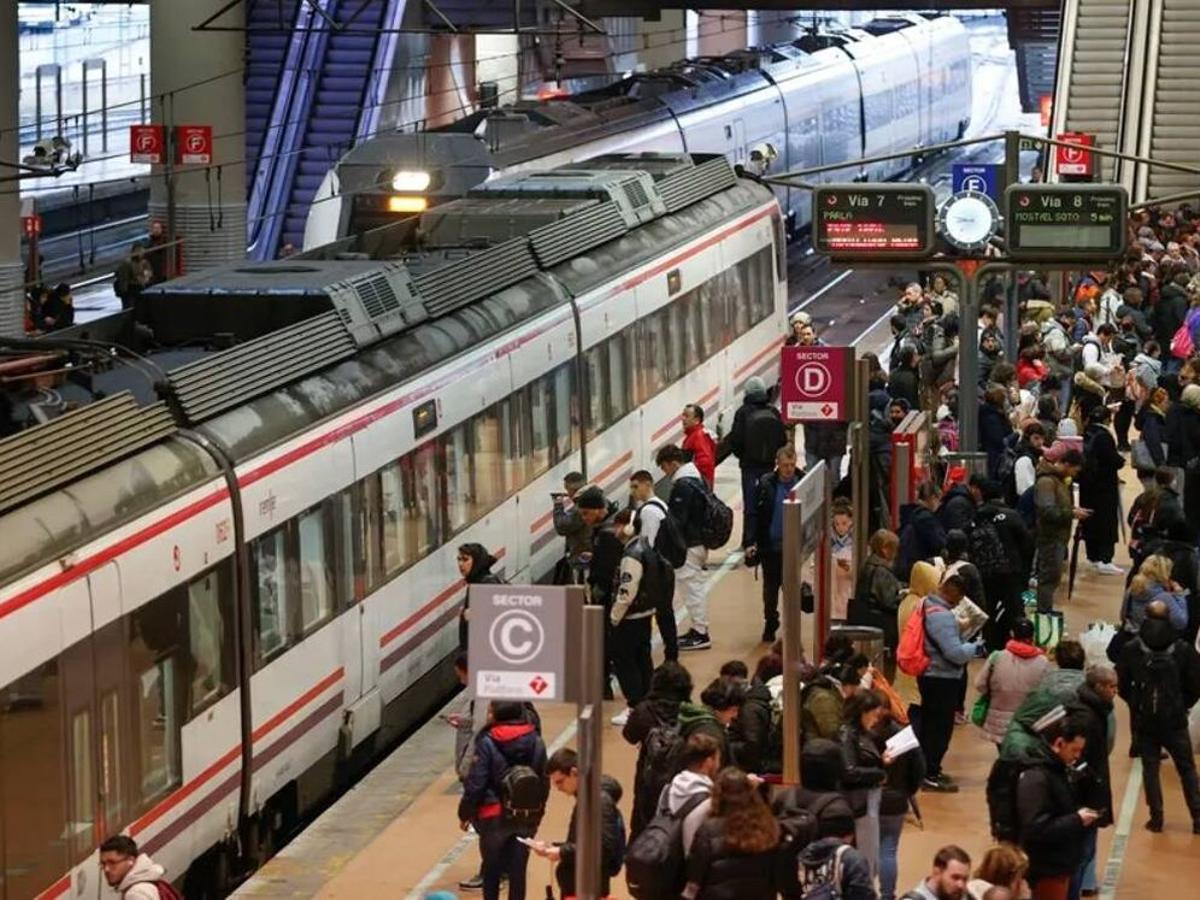 Línea de Renfe C-5 en su parada en la Estación de Atocha en Madrid