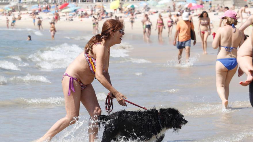 Bañistas en la playa de Samil // Alba Villar