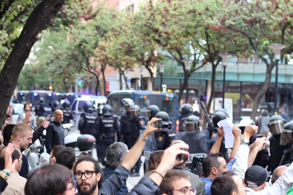 La Policia Nacional desallotja el col·legi Verd de Girona