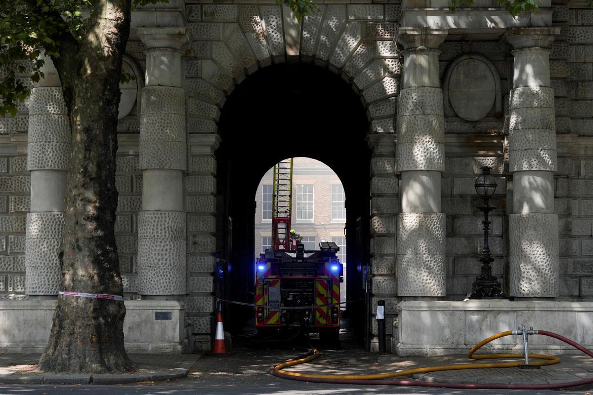 70 bomberos trabajan en el incendio de un emblemático edificio de Londres