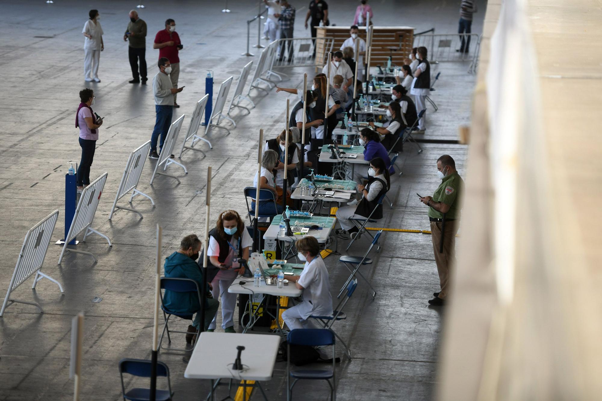 Colas y nervios  en la primera jornada de vacunación masiva en Pontevedra