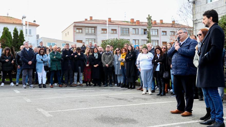 Más de un centenar de vecinos asistieron al minuto de silencio, en la plaza del Concello. |   // IÑAKI ABELLA