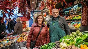 El propietari d’una parada a la Boqueria i una veïna de la Barceloneta, que va deixar de comprar al mercat per la massificació, discuteixen sobre el ’boom’ turístic al mercat barceloní.