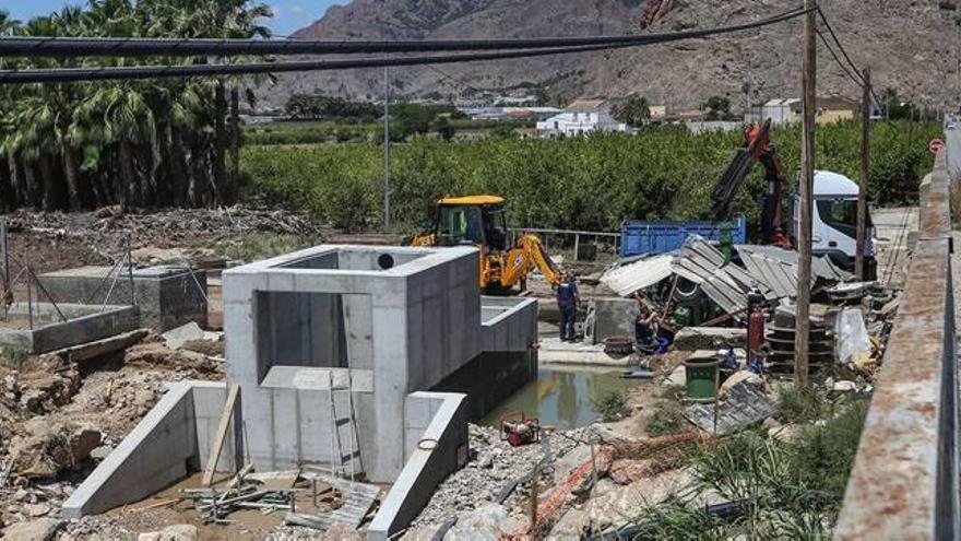 Operarios de la Confederación Hidrográfica del Segura reparaban ayer la rotura del sifón de Orihuela.