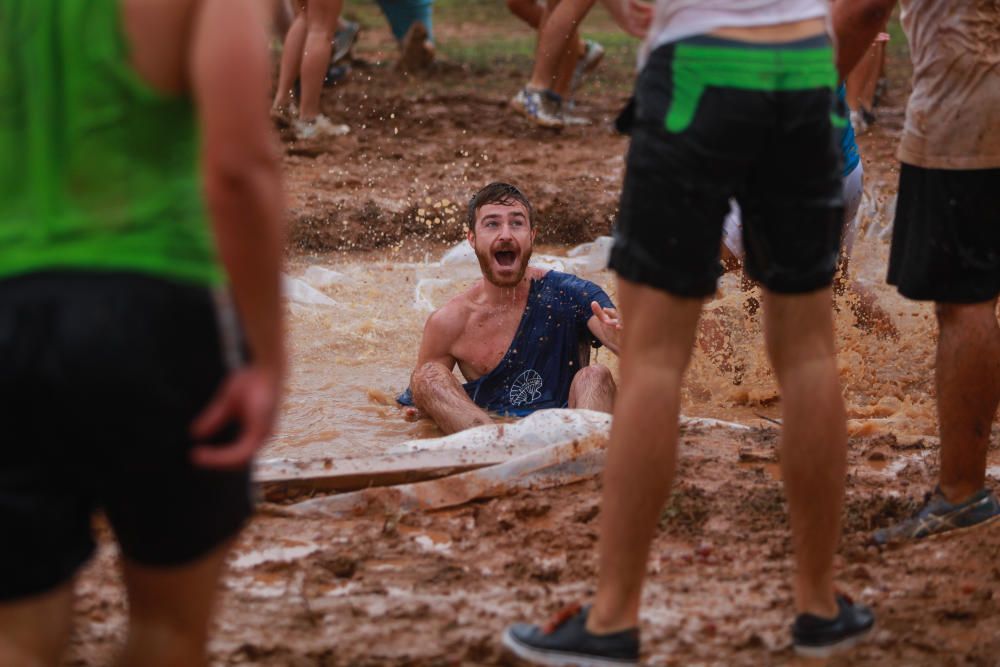 Angesichts des Regenwetters auf Mallorca wurde die traditionelle Traubenschlacht zur Weinernte am Samstag (16.9.) zur Schlammschlacht.