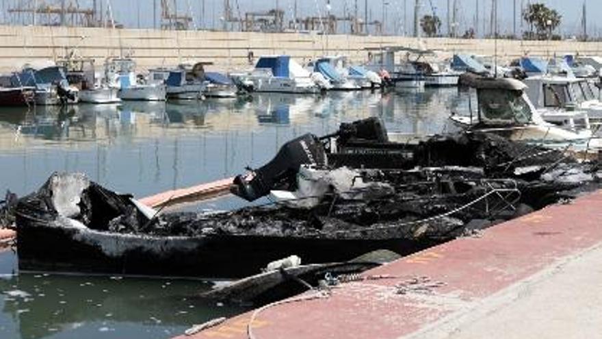 destruidas. Las embarcaciones quemadas permanecían ayer por la mañana amarradas en el muelle de pescadores.