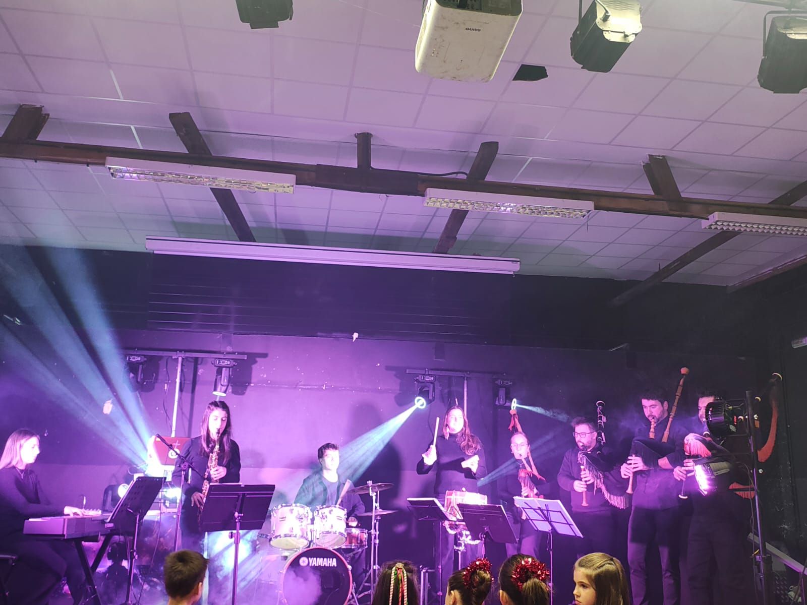 En imágenes: Así fue la gala solidaria de Salas a favor de los vecinos de Paiporta