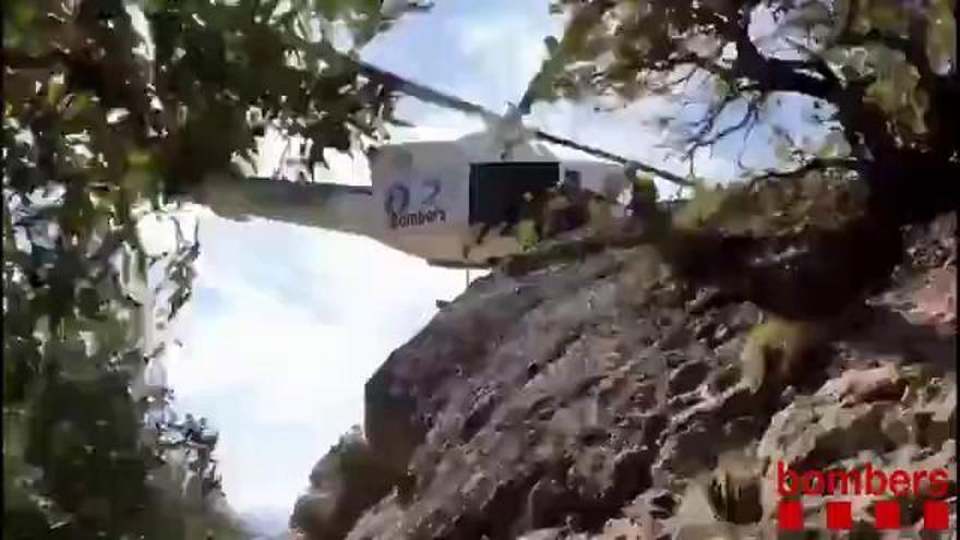 Evacuació en helicòpter de l'home que havia caigut dins d'un avenc de 25 metres de fondària a Montserrat