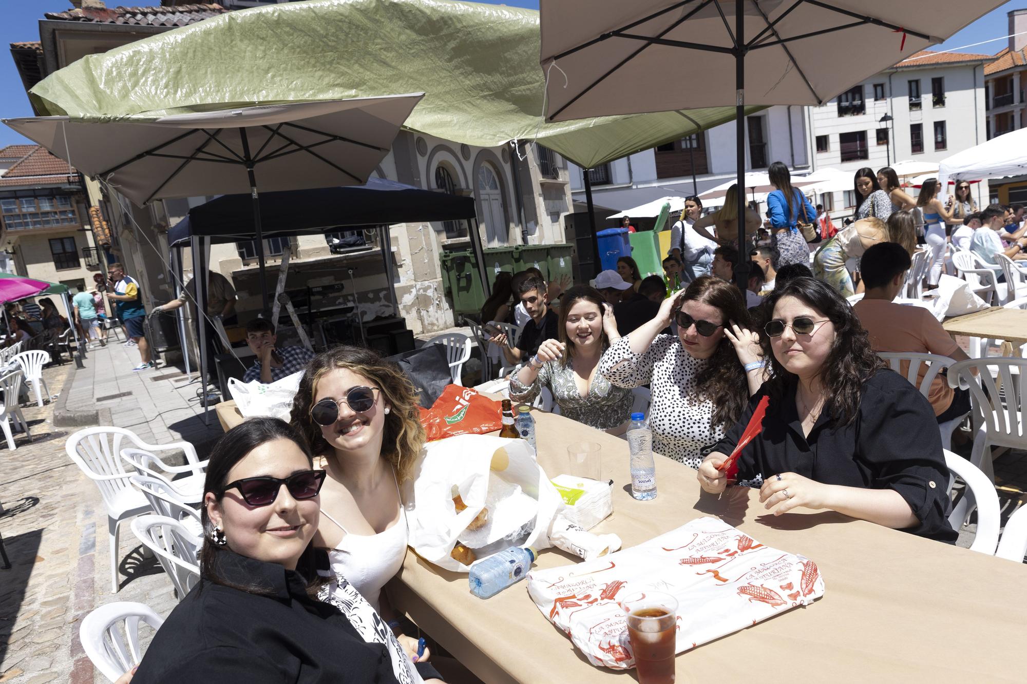 Grado hasta la bandera: lleno total en la comida en la calle de la villa moscona, más multitudinaria que nunca