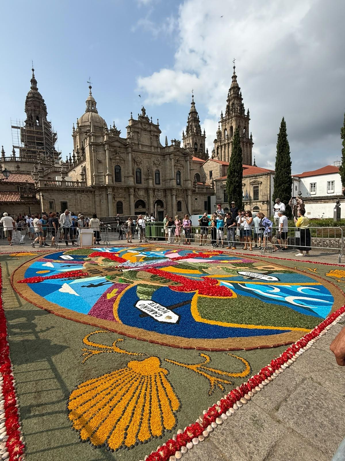 A Praza da Inmaculada acolleu o 25 de xullo a tradicional Alfombra do Apóstolo.
