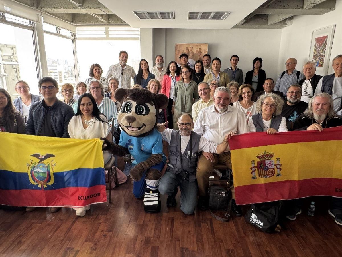 Participantes en el Programa Mandela junto a miembros de la fundación ecuatoriana Familia sin Fronteras.