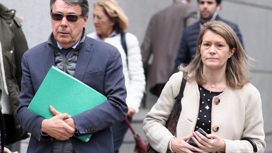 El expresidente madrileño Ignacio González junto a su mujer, también imputada.