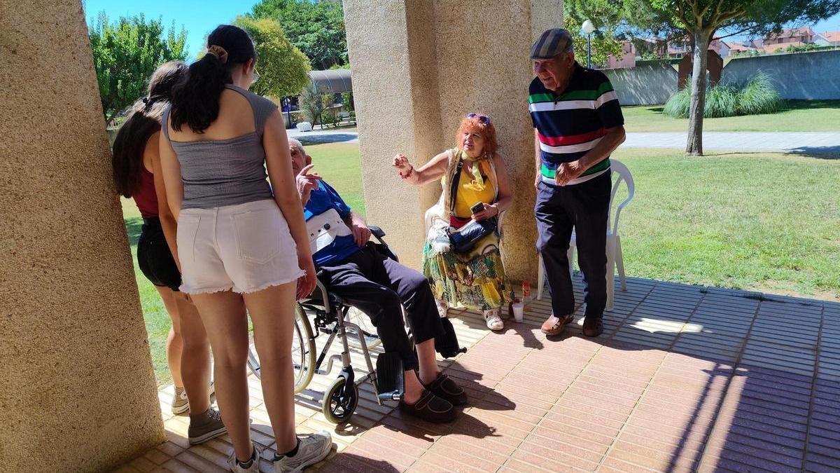 Encuentro intergeneracional en la Residencia Mixta.