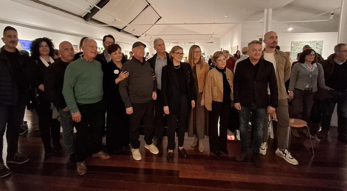 Un momento del homenaje. Tomás Sivera, entre Ana Vasbinder, el escultor Toni Marí y la alcaldesa