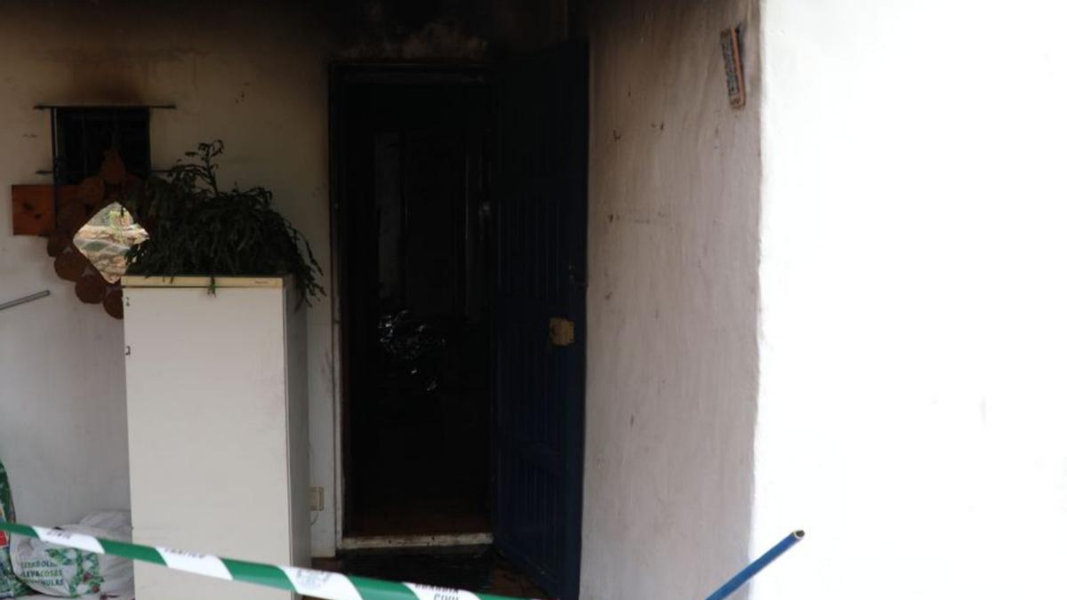 Acceso trasero a la vivienda incendiada 